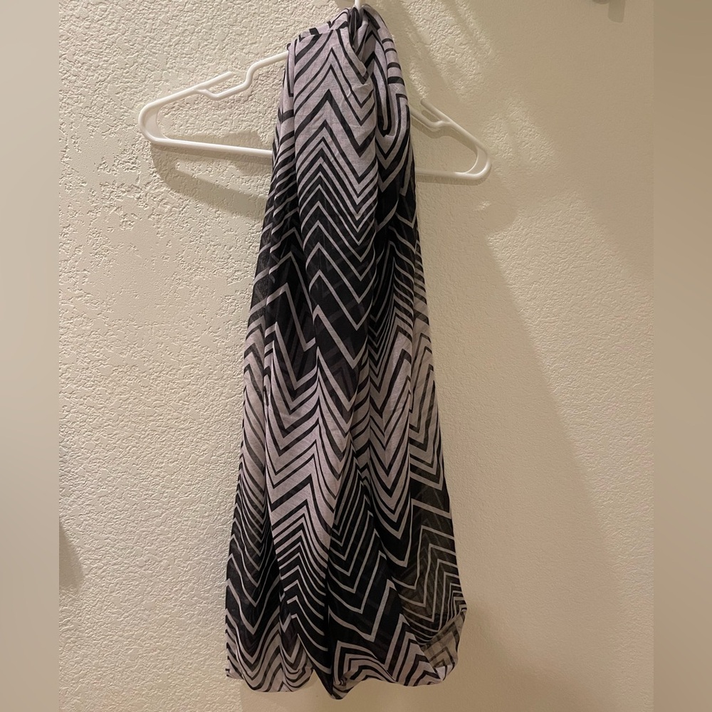Like New Chevron Patterned Infinity Scarf Black and White